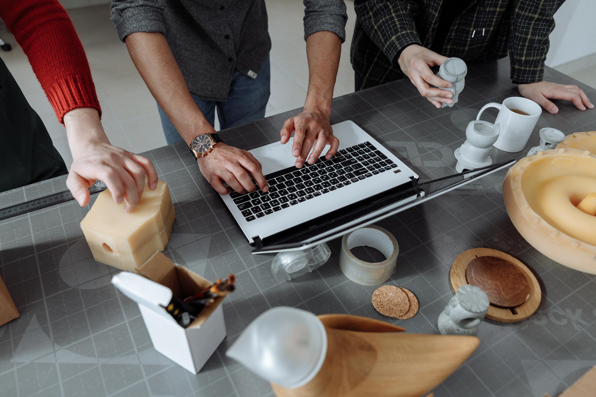 zespół produktowy przy laptopach